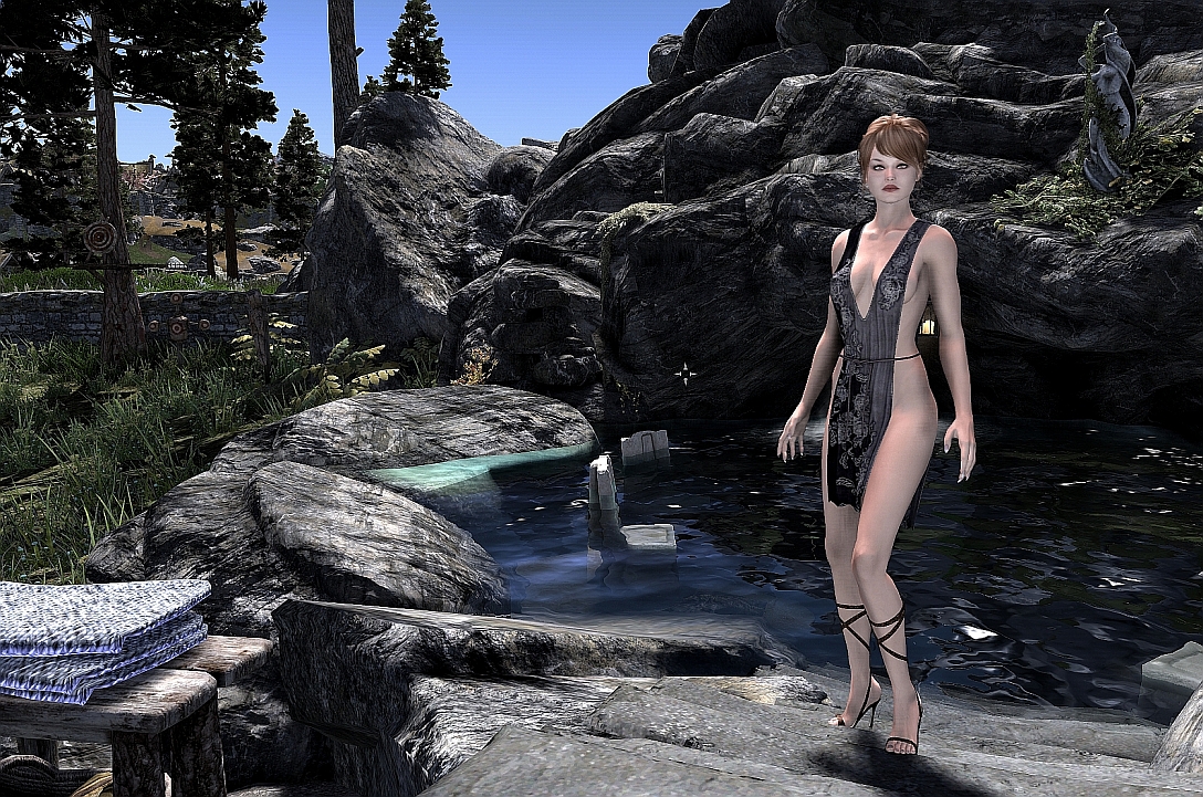 Samanta am pool 2-k.jpg