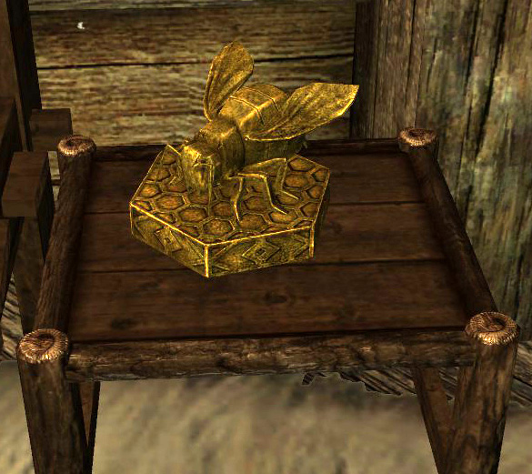 Datei:Goldene Bienenköniginstatue.jpg