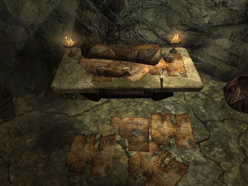 Datei:Eingewickelter Draugr Balsamierungstisch.jpg