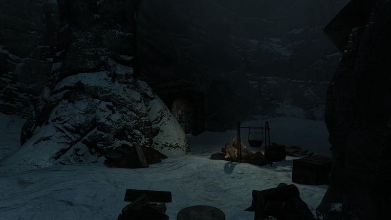 Datei:SR Höhle bei den Flüsternden Hügeln - Lagerfeuer.jpg