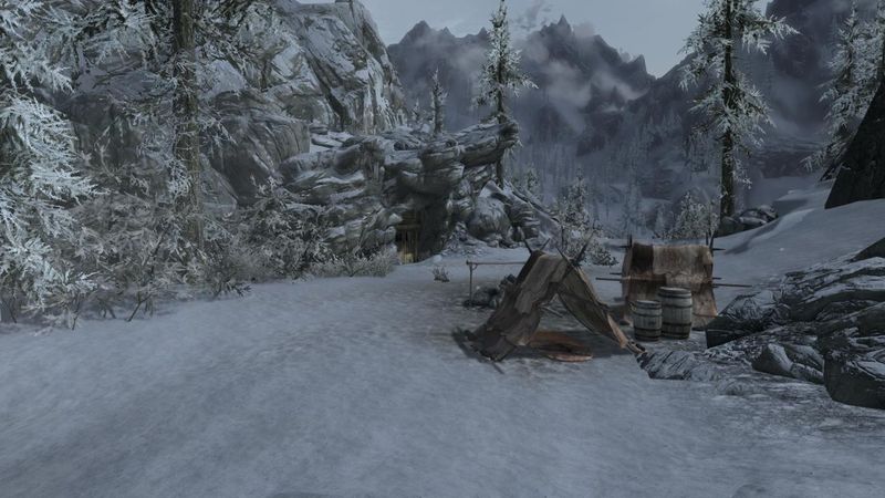 Datei:SR Höhle bei den Flüsternden Hügeln - Eingang.jpg