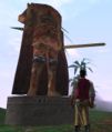 Kopflose Statue von Thassad II, die auf Stros M'Kai steht.
